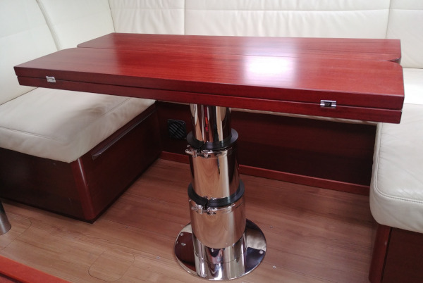 Spezialanfertigung: Salon-Tisch für eine Yacht